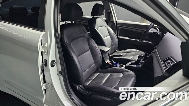 Hyundai AVANTE 2017 — photo 16
