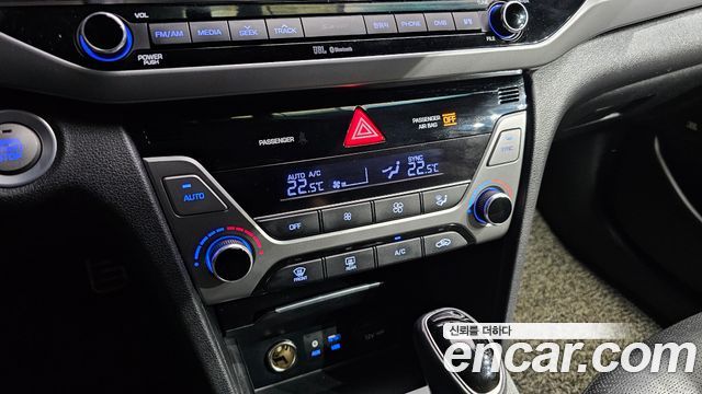Hyundai AVANTE 2017 — photo 32