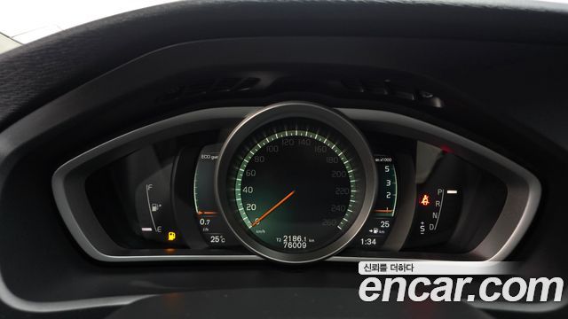 Volvo V40 2018 — photo 8