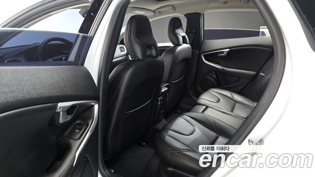 Volvo V40 2018 — photo 11