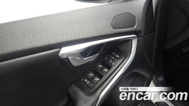 Volvo V40 2018 — photo 17