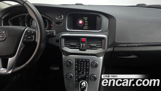Volvo V40 2018 — photo 18