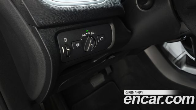 Volvo V40 2018 — photo 20