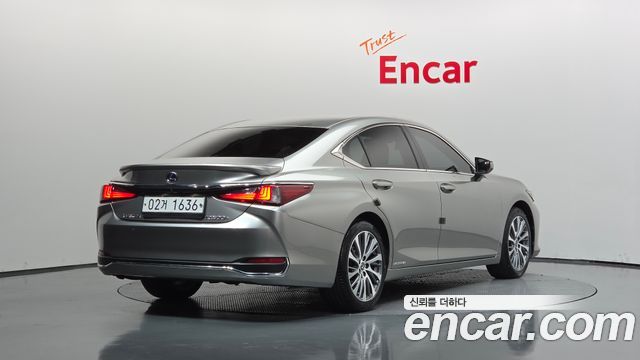 Lexus ES 2019 — photo 2