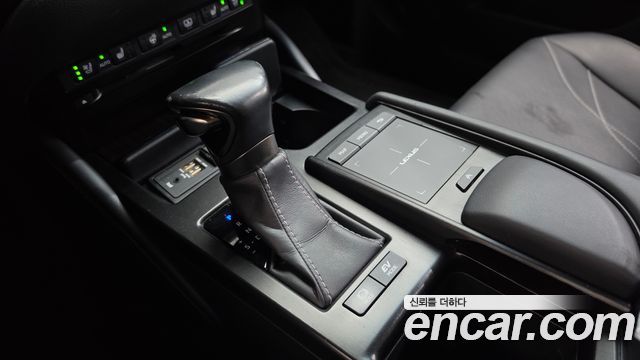 Lexus ES 2019 — photo 12