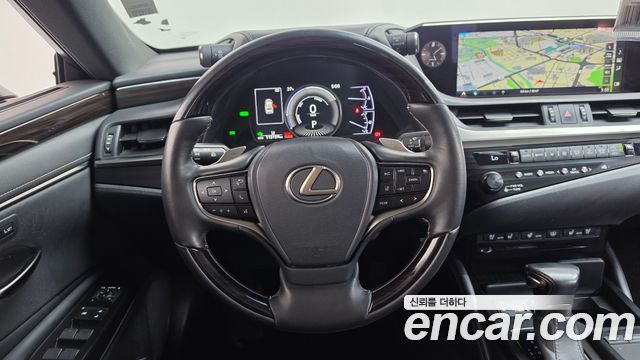 Lexus ES 2019 — photo 19