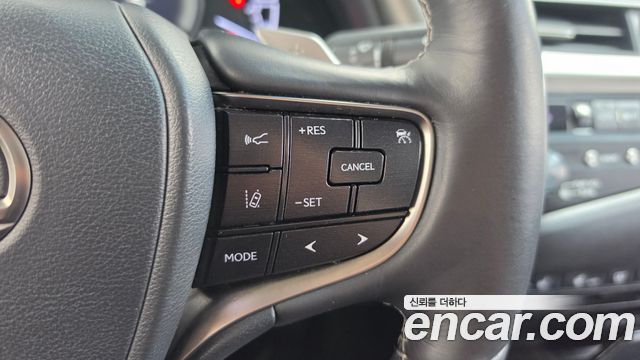 Lexus ES 2019 — photo 23