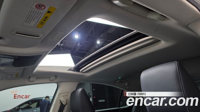 Lexus ES 2019 — photo 24
