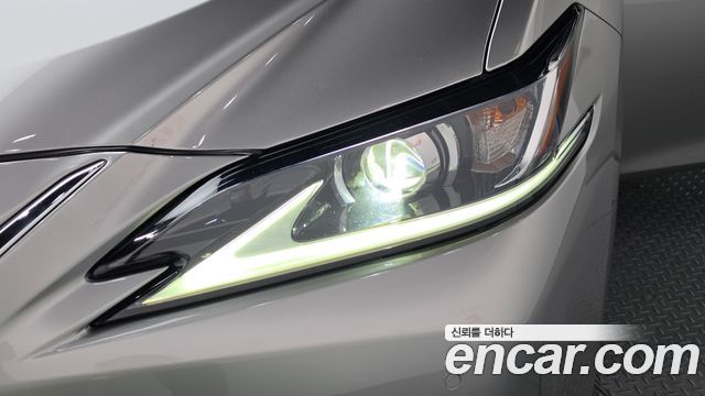 Lexus ES 2019 — photo 8