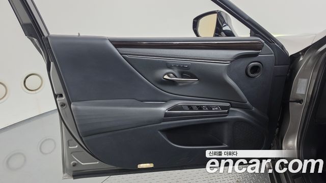 Lexus ES 2019 — photo 14