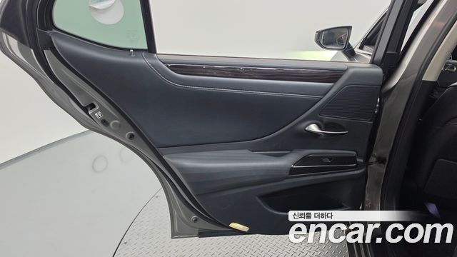 Lexus ES 2019 — photo 15