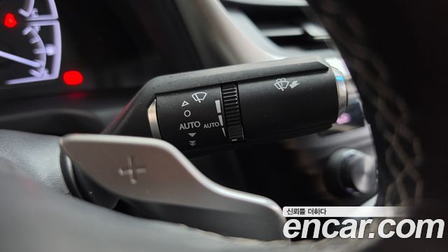Lexus ES 2019 — photo 30