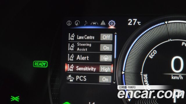 Lexus ES 2019 — photo 32