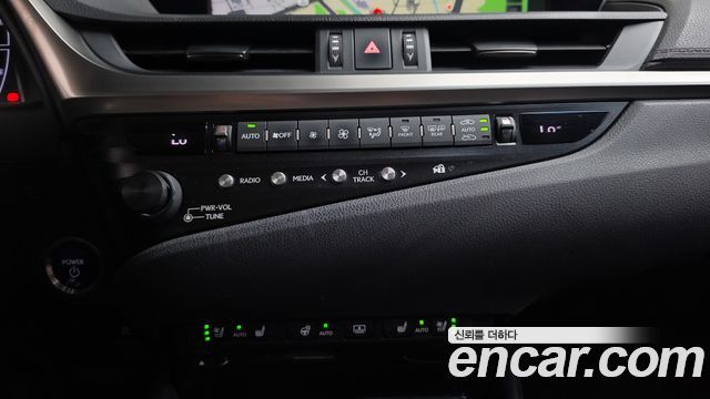 Lexus ES 2019 — photo 34