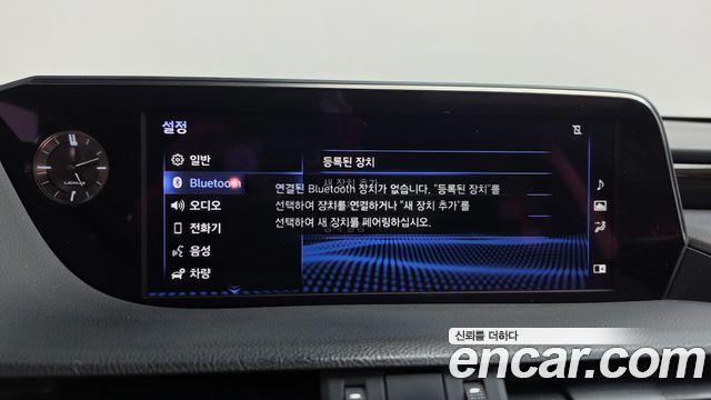 Lexus ES 2019 — photo 35