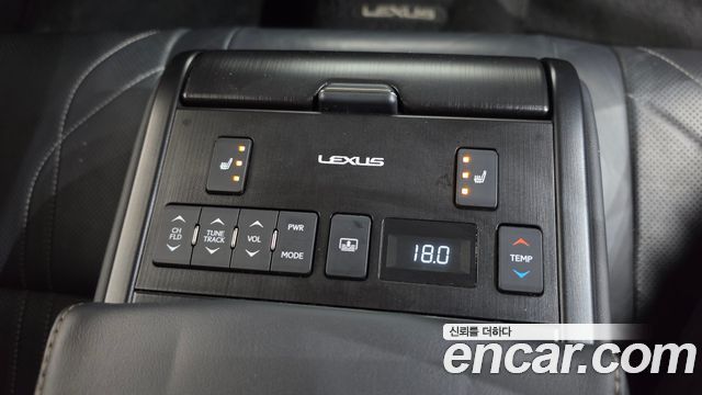 Lexus ES 2019 — photo 36