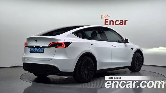 Tesla Model Y 2023 — photo 2