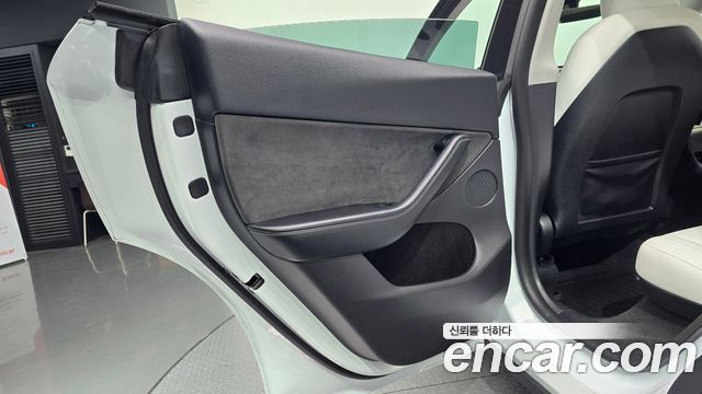 Tesla Model Y 2023 — photo 15