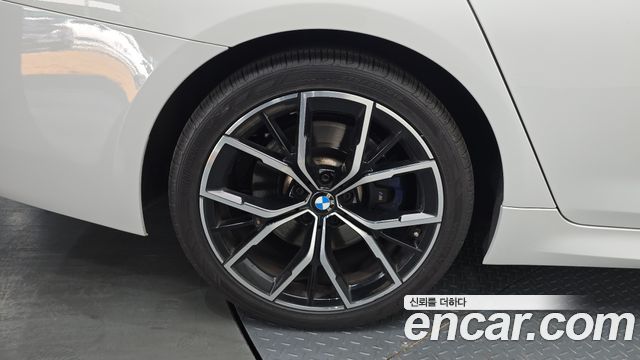 BMW 5-Series 2023 — photo 32