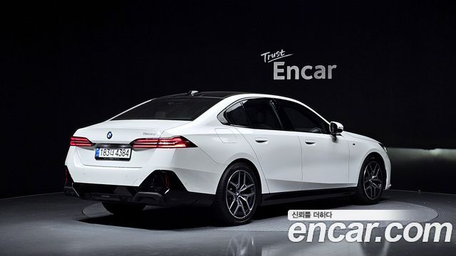 BMW 5-Series 2025 — photo 2