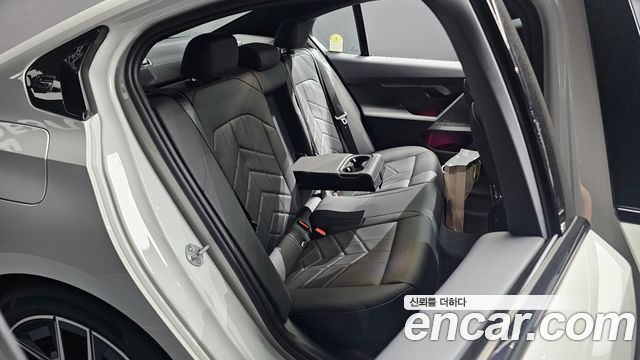 BMW 5-Series 2025 — photo 17