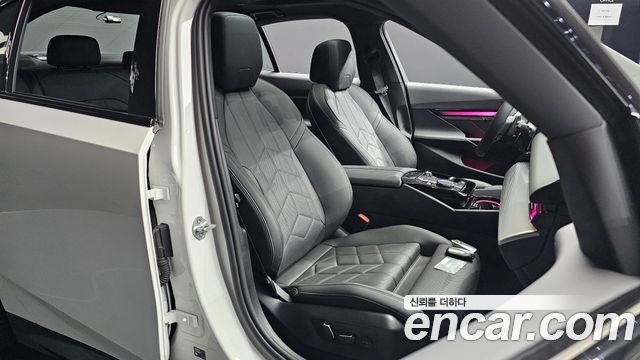 BMW 5-Series 2025 — photo 18