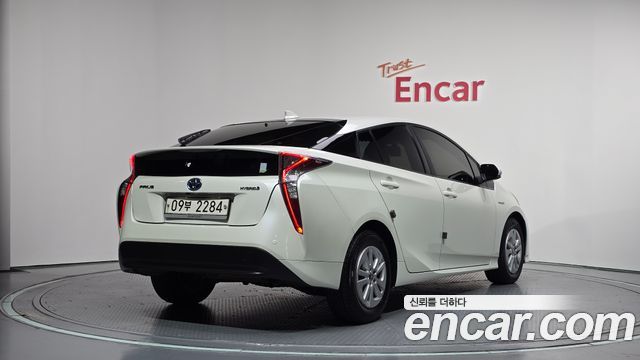Toyota Prius 2018 — photo 2