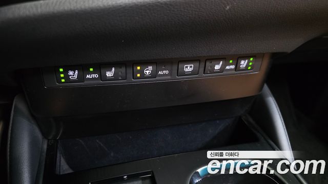Lexus ES 2023 — photo 23