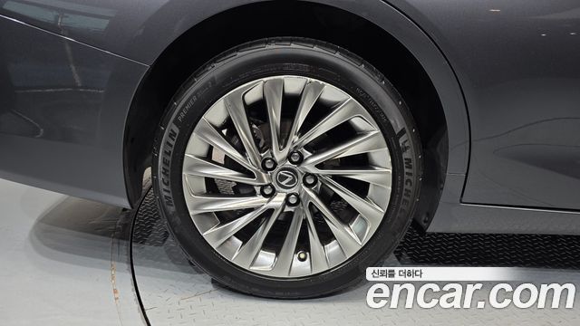 Lexus ES 2023 — photo 7