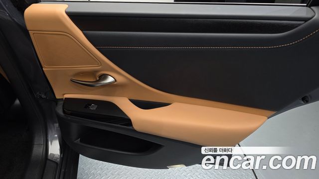 Lexus ES 2023 — photo 15