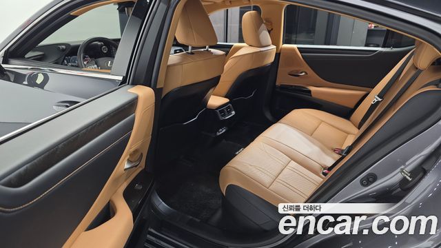 Lexus ES 2023 — photo 16