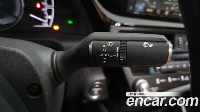 Lexus ES 2023 — photo 34