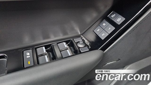 Land Rover Range Rover Velar 2024 — photo 13