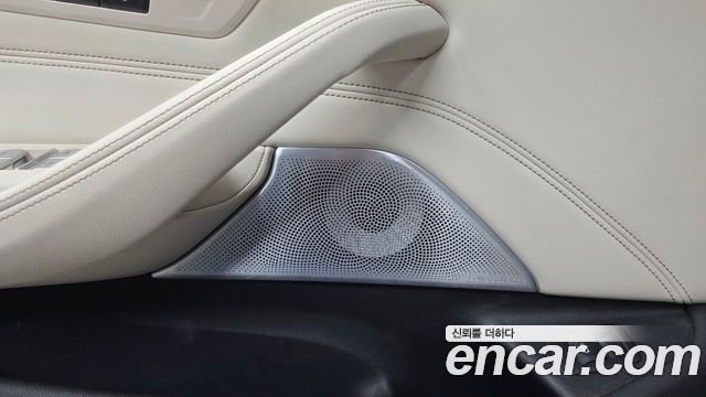 BMW 5-Series 2021 — photo 30