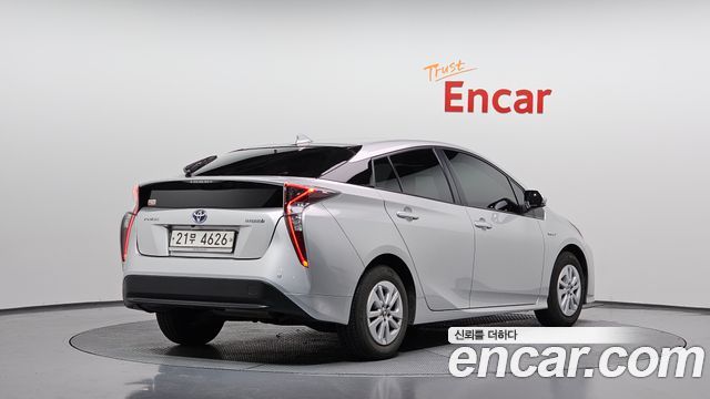 Toyota Prius 2018 — photo 2