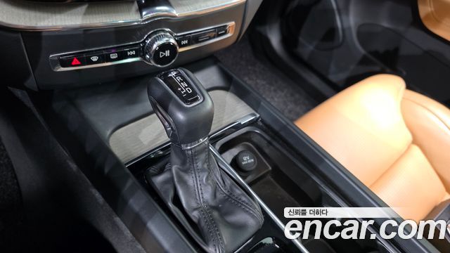 Volvo XC60 2019 — photo 12