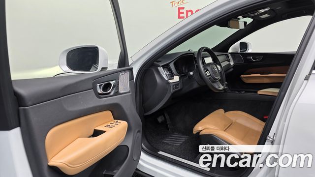 Volvo XC60 2019 — photo 13