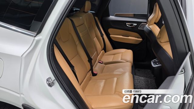 Volvo XC60 2019 — photo 17