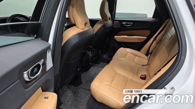 Volvo XC60 2019 — photo 18