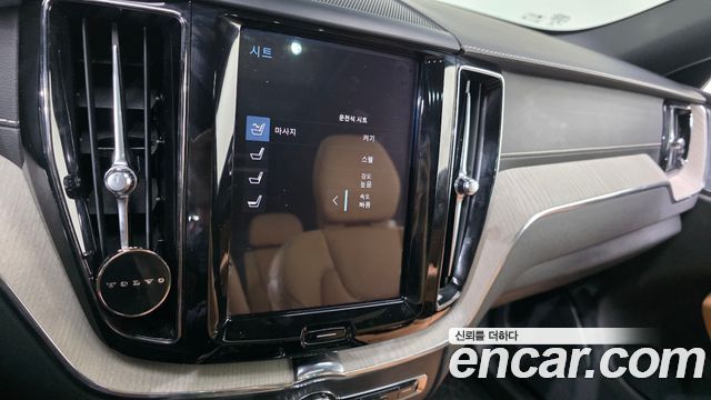 Volvo XC60 2019 — photo 22
