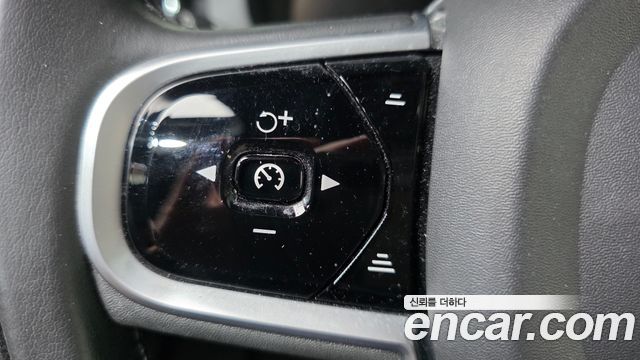 Volvo XC60 2019 — photo 25