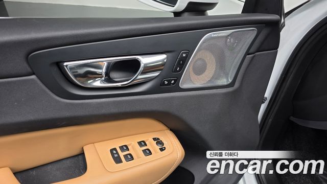 Volvo XC60 2019 — photo 26