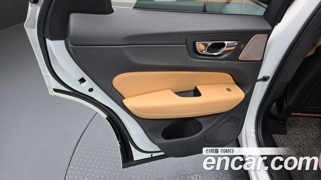 Volvo XC60 2019 — photo 15