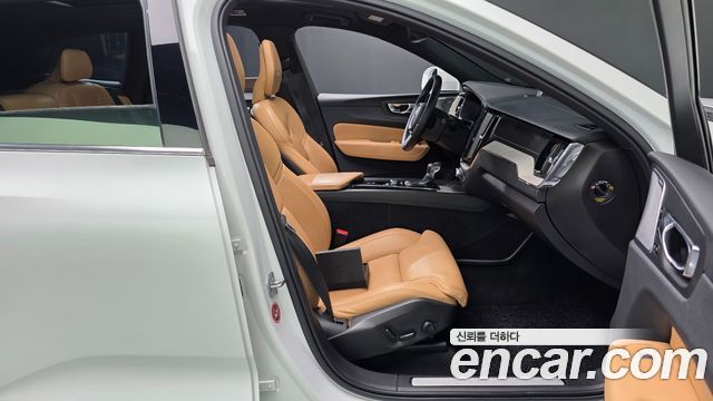 Volvo XC60 2019 — photo 16