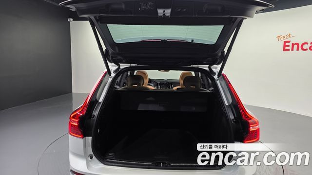 Volvo XC60 2019 — photo 34