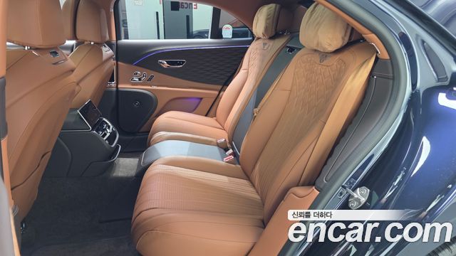 Bentley Flying Spur 2023 — photo 16