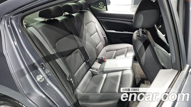 Hyundai AVANTE 2018 — photo 17