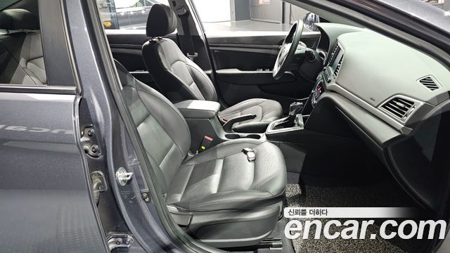 Hyundai AVANTE 2018 — photo 16