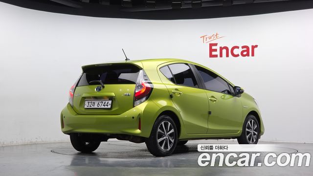 Toyota Prius 2018 — photo 2
