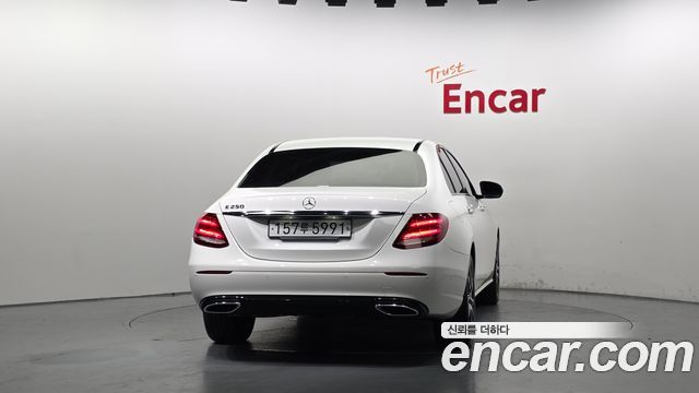 Mercedes-Benz E-Class 2020 — photo 4